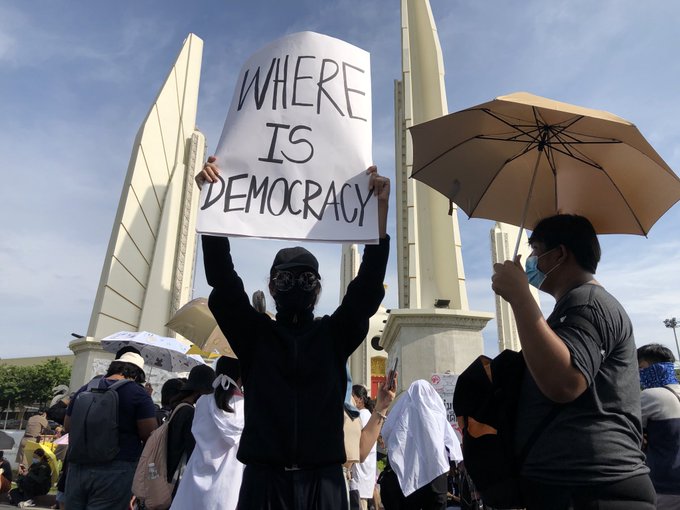 Valul pro-democrație se răspândește în întreaga lume: Studenții din Thailanda dau startul manifestațiilor - FOTO