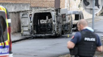 Jaf de zile mari în Franța! Bărbații înarmați au incediat o blindată și au furat 9 milioane de euro - VIDEO - Ziarul National Jaf de zile mari în Franța! Bărbații înarmați au incediat o blindată și au furat 9 milioane de euro - VIDEO