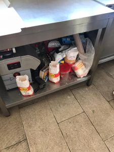 Unul dintre cele mai cunoscute ștranduri din București, închis de autorități! Mâncare expirată, mizerie, păianjeni și condiții nesigure - FOTO - Ziarul National Unul dintre cele mai cunoscute ștranduri din București, închis de autorități! Mâncare expirată, mizerie, păianjeni și condiții nesigure - FOTO