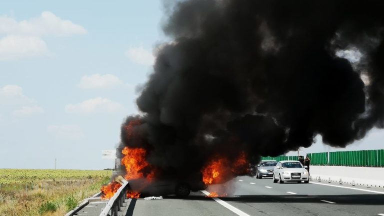 O mașină a luat foc în timpul mersului pe Autostrada Soarelui. Cozi de 2 kilometri spre București
