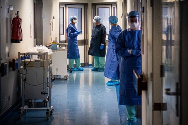 Lisbon, 04/08/2020 - Today there was a report on how this hospital was transformed to receive patients with covid-19 coronavirus at Hospital de Santa Maria. - Ziarul National