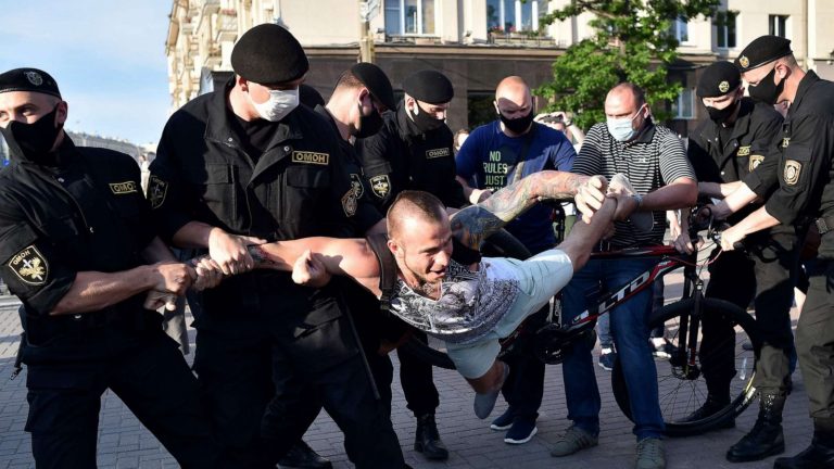 Arestări masive în Belarus! 6.000 de protestatari, reținuți după alegerile prezidențiale - VIDEO