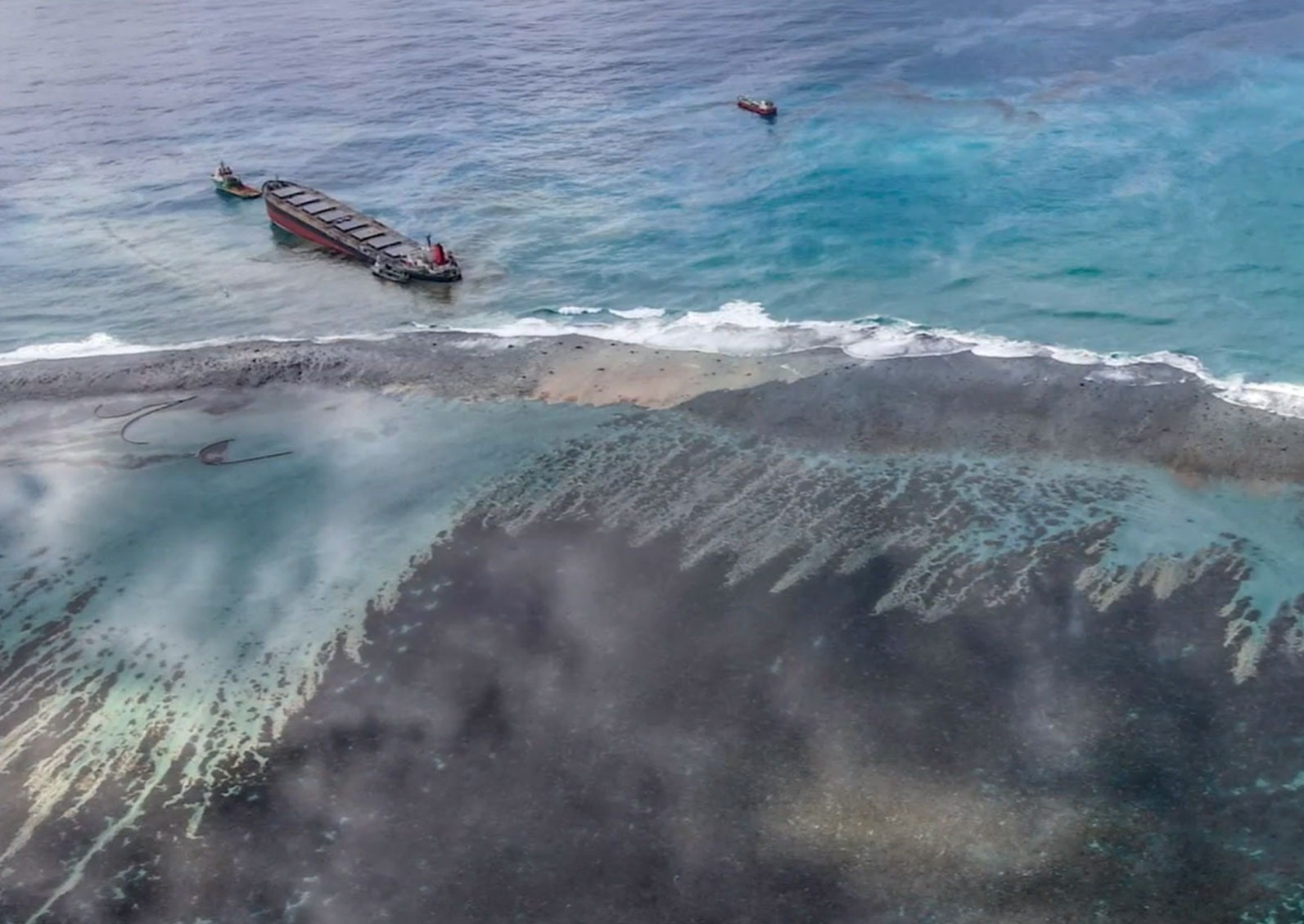 Dezastru ecologic în Ocean! Un petrolier încărcat cu sute de tone de petrol s-a rupt în două - VIDEO