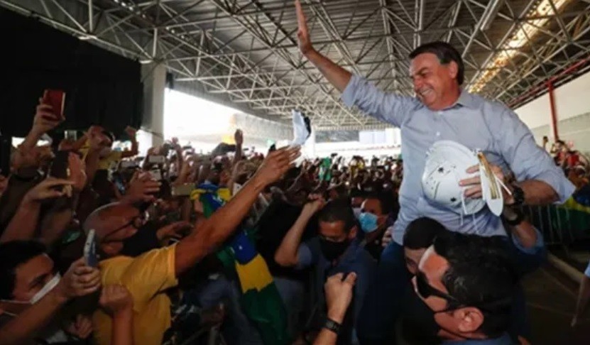 Bolsonaro face baie de mulțime, fără mască, deși Brazilia e grav afectată de pandemie! - VIDEO
