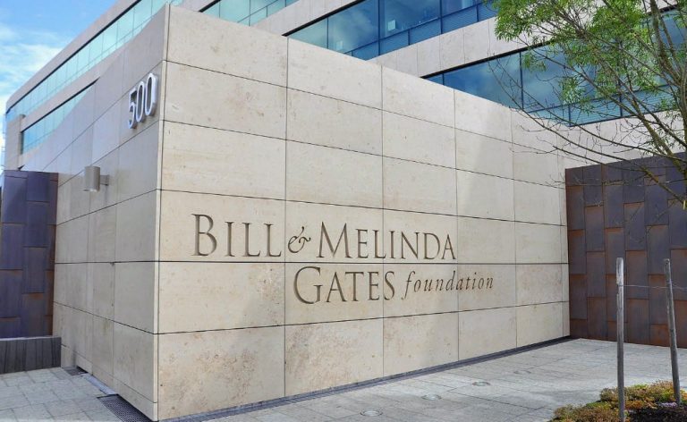Bill Gates bagă 750 de milioane de dolari în specialiștii de la Oxford! Le cere un singur lucru și are legătură cu vaccinarea populației! – VIDEO