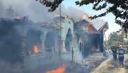 Flăcările au făcut prăpăd. Incendiu puternic în Strejești, focul s-a extins la mai multe case – VIDEO