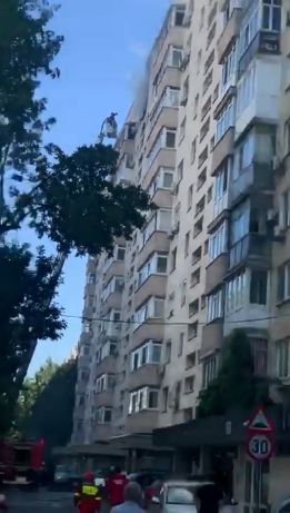 VIDEO EXCLUSIV. Alertă! Incendiu puternic într-un bloc de pe Șoseaua Mihai Bravu, din Capitală!
