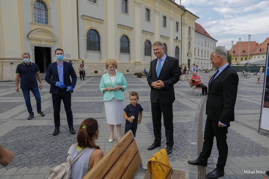 Cum îmbină Klaus Iohannis utilul cu plăcutul la Sibiu: De la plimbare la politică