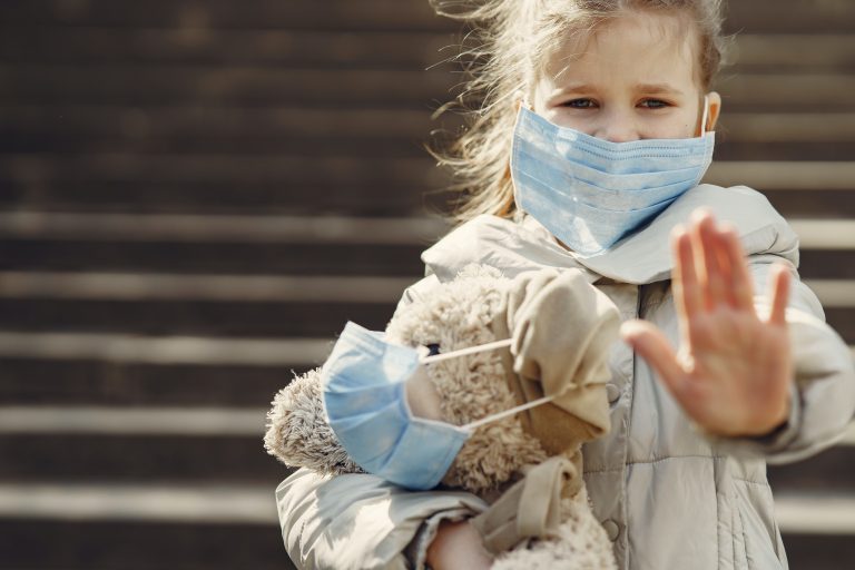 Un nou studiu dă peste cap ce știam despre coronavirus! Copiii până în 5 ani au o cantitate de virus SARS-CoV-2 de până la 100 de ori mai mare