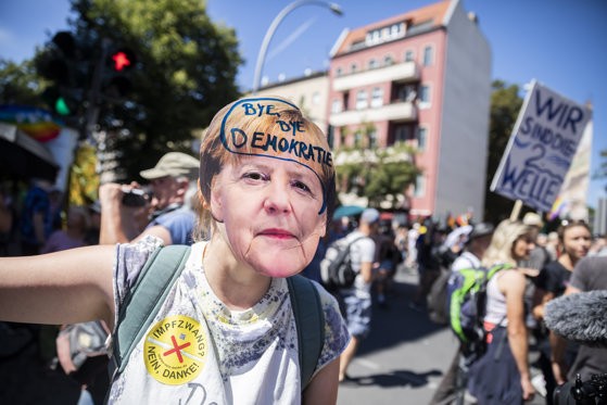 Furia oamenilor, mai periculoasă ca pandemia. Proteste violente în marile țări ale Europei