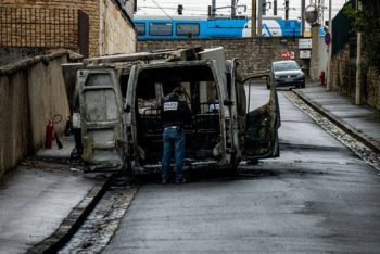 Jaf de zile mari în Franța! Bărbații înarmați au incediat o blindată și au furat 9 milioane de euro - VIDEO - Ziarul National Jaf de zile mari în Franța! Bărbații înarmați au incediat o blindată și au furat 9 milioane de euro - VIDEO
