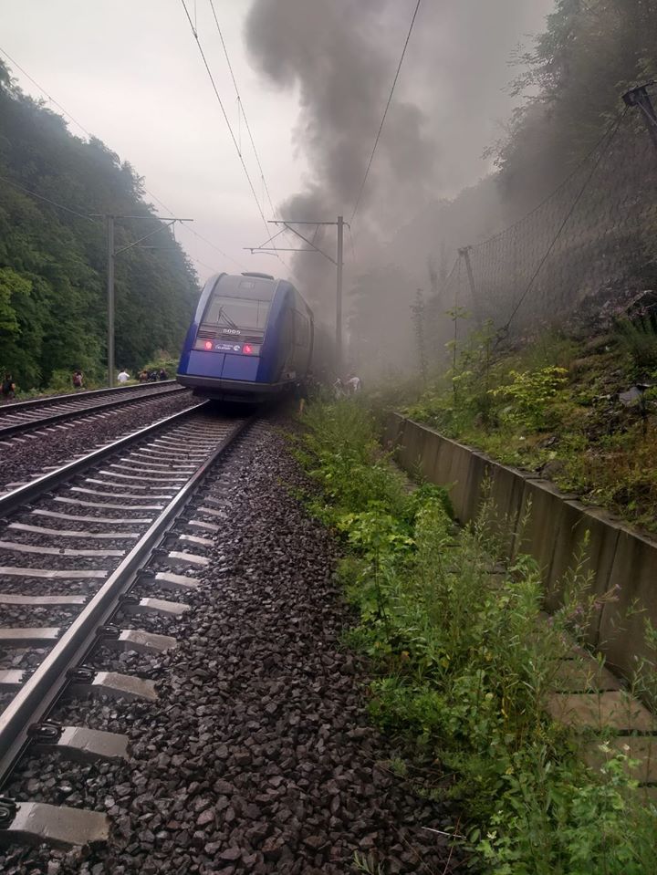 Incendiu la un tren de călători, pe Valea Prahovei – FOTO/VIDEO