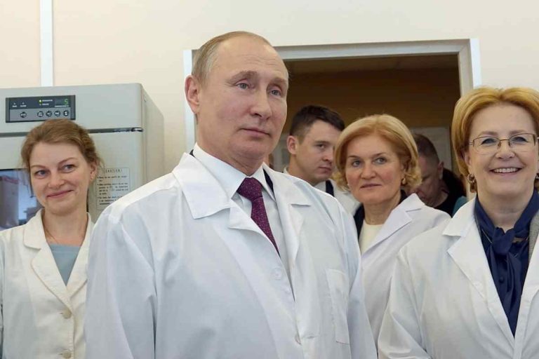 Vaccinul lui Putin, cascadorie politică?