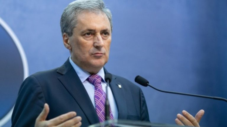 Cine ne apără de Vela?