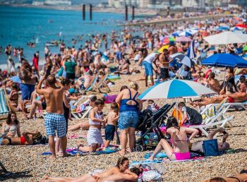 Britanicii au uitat de orice reguli în cea mai călduroasă zi din an! Se comportă de parcă nu ar exista nicio pandemie