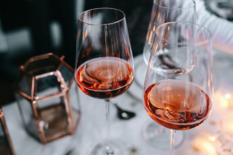  3 cocktailuri cu vin roze pe care trebuie sa le descoperi inainte de sfarsitul verii!