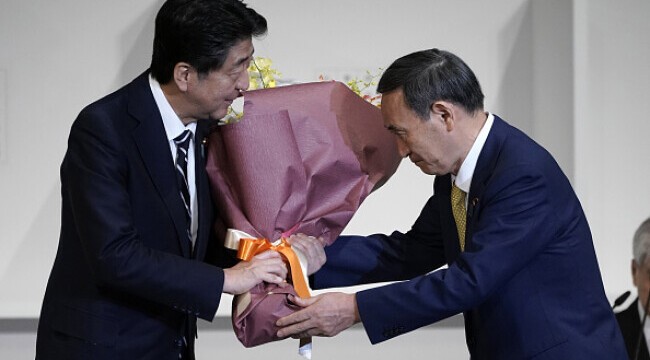 A fost ales noul premier al Japoniei. Cine este Yoshihide Suga