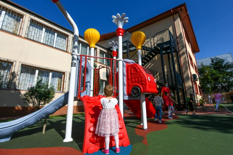 Copii din Neamţ, primiţi la grădiniţă cu lacătul pe poartă! Au fost puşi de părinţi să tragă de poarta