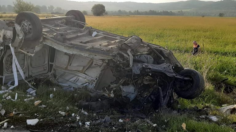 Coliziune violentă pe DN66: un om a murit, altul a fost grav rănit. Imagini șocante de la locul accidentului