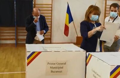 Alegeri locale 2020. Traian Băsescu, sfat pentru bucureșteni după ce a fost cu soția la urne – VIDEO