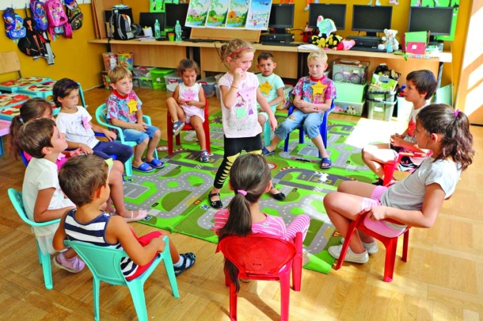 Educatorii și învățătorii se pensionează pe capete