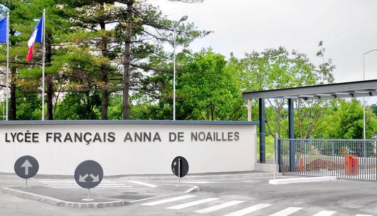 La Liceul Francez Anna de Noailles nu e pandemie. Elevii, ținuți și 9 ore cu masca pe figură
