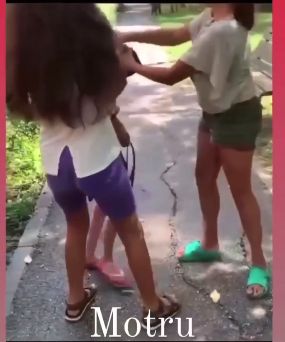 Noi imagini revoltătoare! Copilă umilită și agresată de alte fete: „Lasă-mă!” – VIDEO