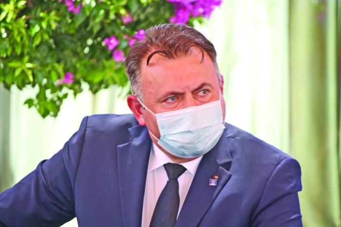 Tătaru își ține masca pe ochi