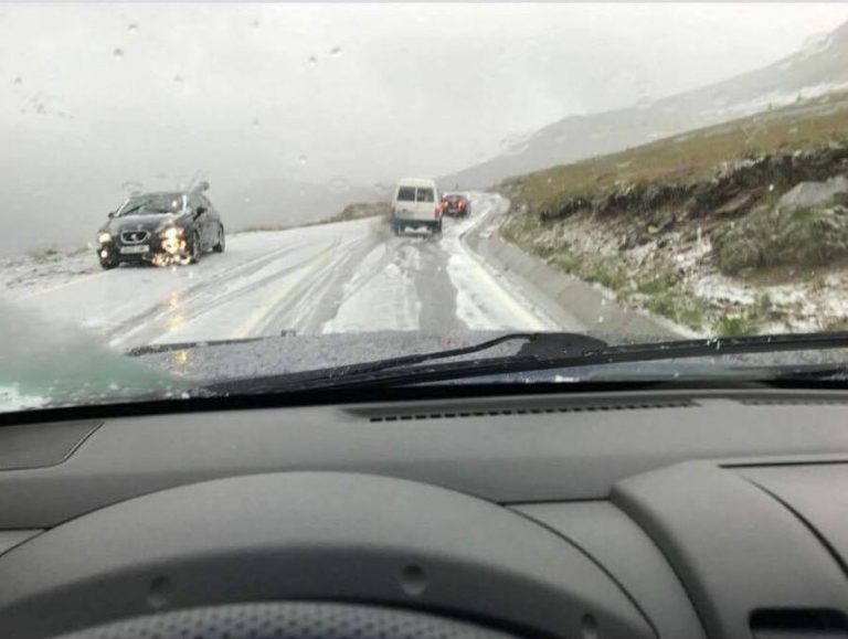Pe Transalpina a venit iarna. Prima zăpadă din acest sezon