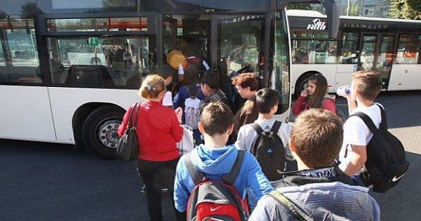 Transportul gratuit al elevilor, doar pe hârtie. Firmele nu vor să riște