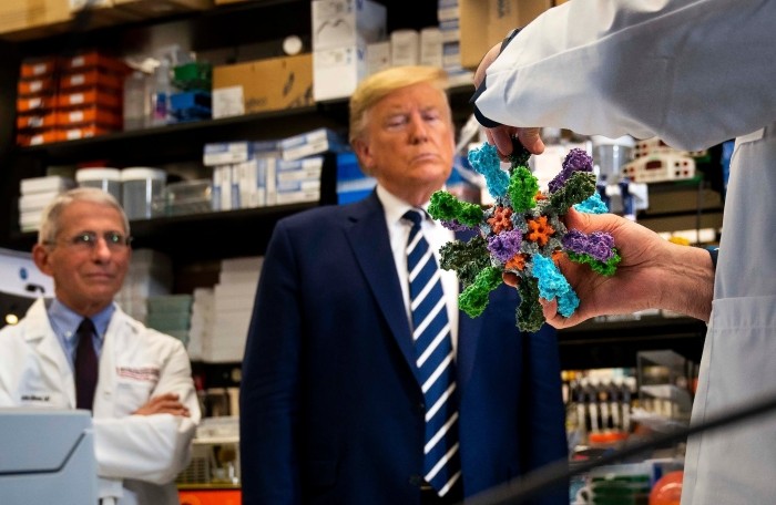 Vaccinul Covid: degeaba se grăbește Trump ca fata mare la măritat