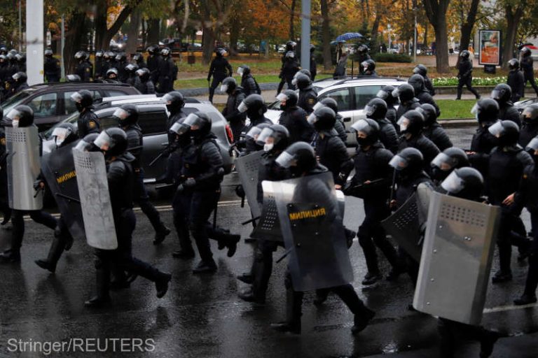 În Belarus populația a ieșit din nou în stradă. Forțele de securitate au făcut sute de arestări brutale