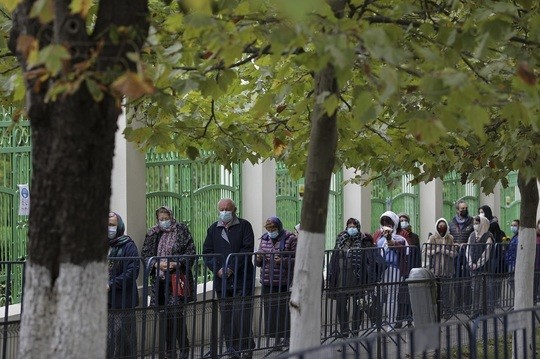 Zeci de jandarmi păzesc Dealul Patriarhiei.  Credincioșii sunt legitimați la intrarea în biserică