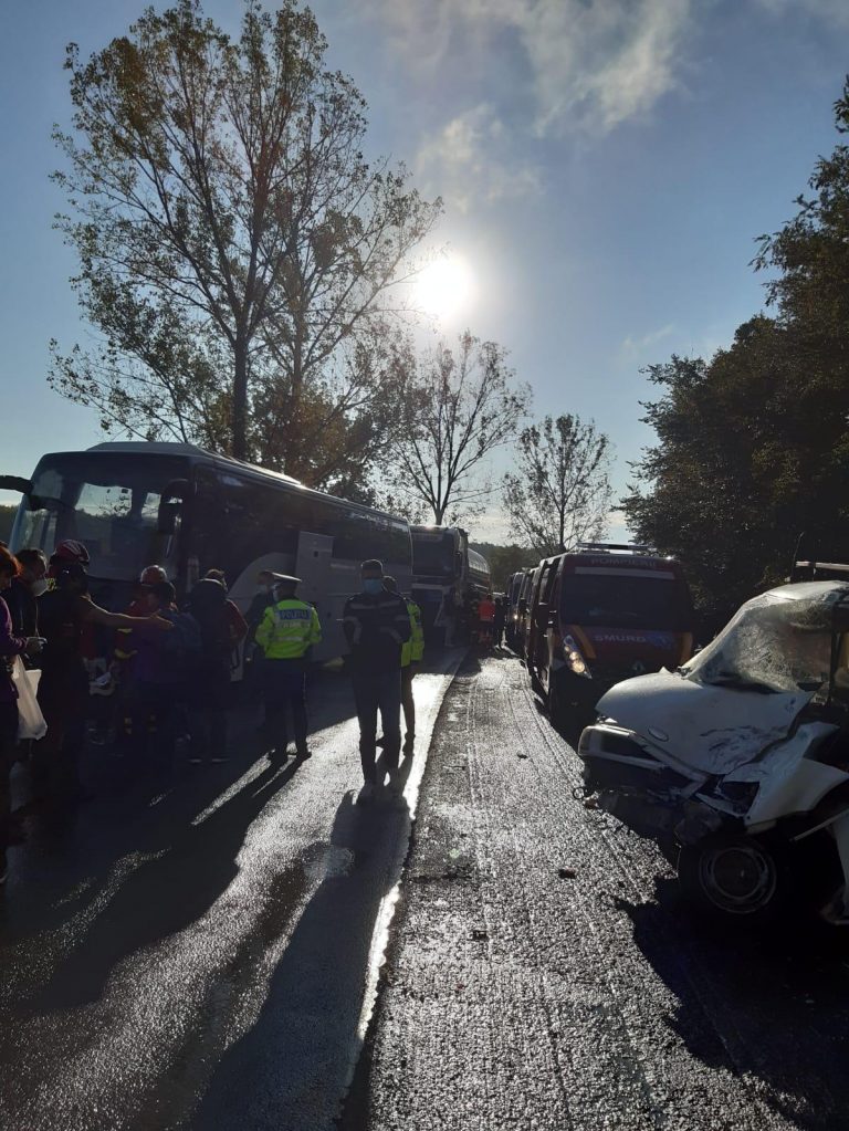 Accident cu un autocar în care se aflau zeci de oameni, pe DN 7. Salvatorii au intervenit de urgență!
