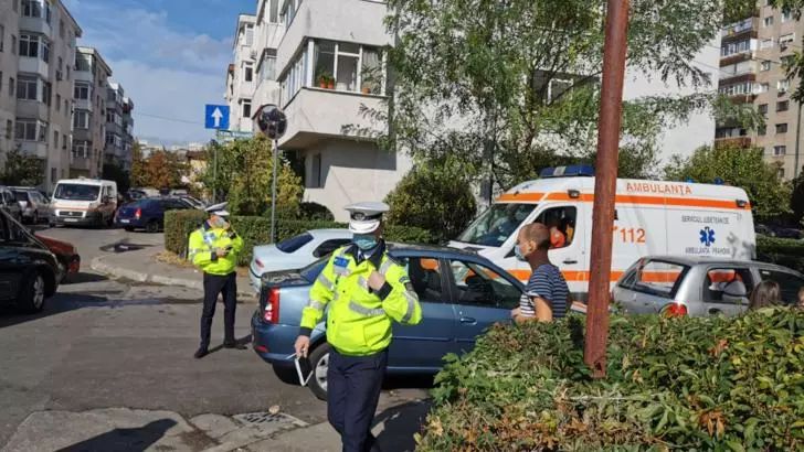 Momente de panică. Microbuz plin cu copii, implicat într-un accident – VIDEO