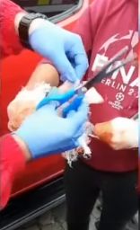 Scene incredibile la pelerinajul din Capitală! Ce ascundeau bandajele ”însângerate” ale unui cerșetor! – VIDEO