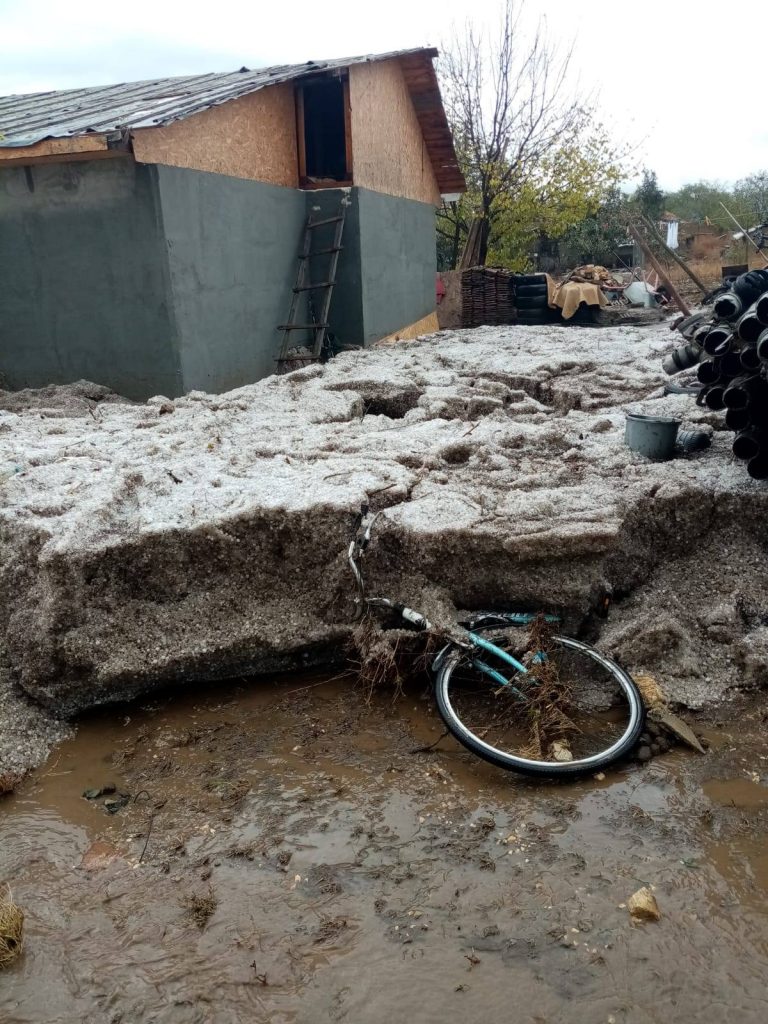 Natura s-a dezlănțuit cu o furie de neimaginat în România! Stratul de grindină a atins chiar și un metru! – FOTO, VIDEO