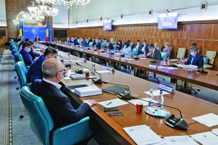 Guvernul vă ține în case până după Paște