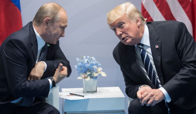 Putin sare în ajutorul lui Trump. Vaccinul este ruleta rusească pentru președintele american. Ce va alege?