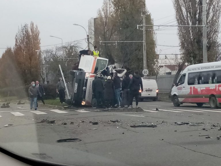 Accident grav în Capitală! O ambulanță s-a răsturnat! – VIDEO