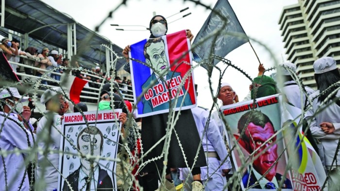 Al-Qaeda îi poartă sâmbetele lui Macron
