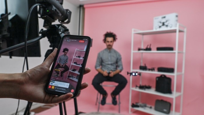 China recrutează influenceri străini pentru a-și promova produsele online