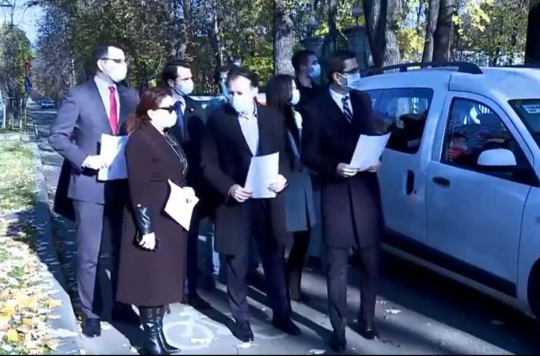 Cîțu, în postură de poștaș. A dus o scrisoare la sediul PSD, dar n-a vrut să dea ochii cu Ciolacu: ”De ce să intrăm?” – VIDEO