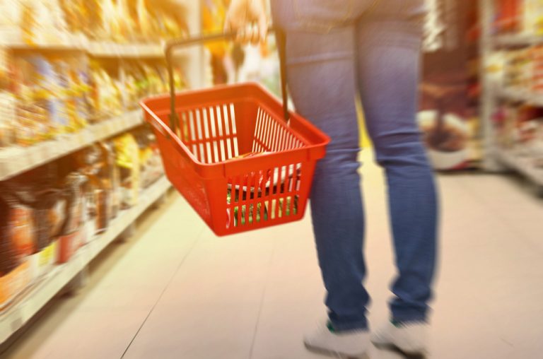 Imagini greu de crezut, surprinse într-un magazin din țară! Reducerile la carne bat orice reguli de distanțare! – VIDEO