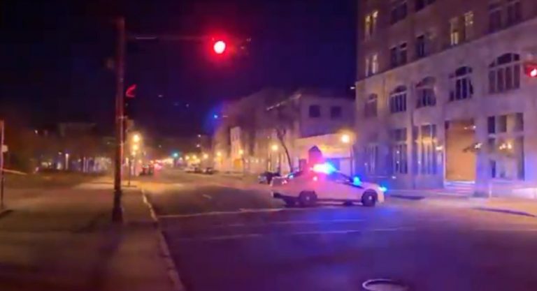 Momente de groază. Doi oameni au murit și mai mulți au fost răniți, în Canada. Atacator în haine medievale – VIDEO