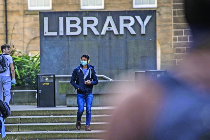 Covid-19: universitățile britanice pregătesc exodul studenților