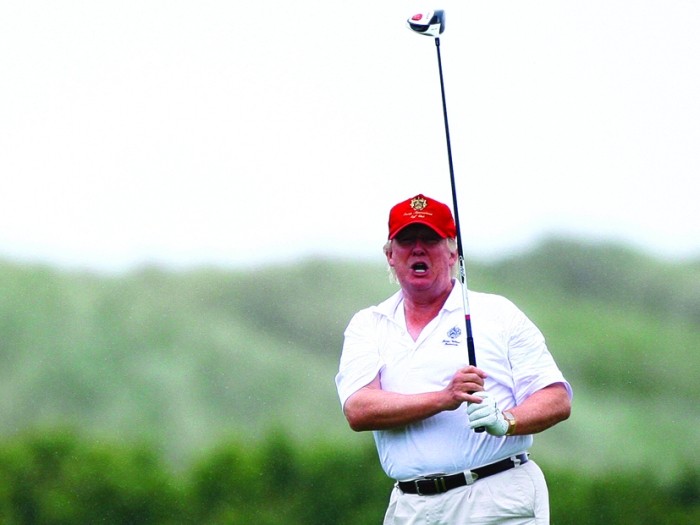 Trump joacă golf cu sănătatea americanilor