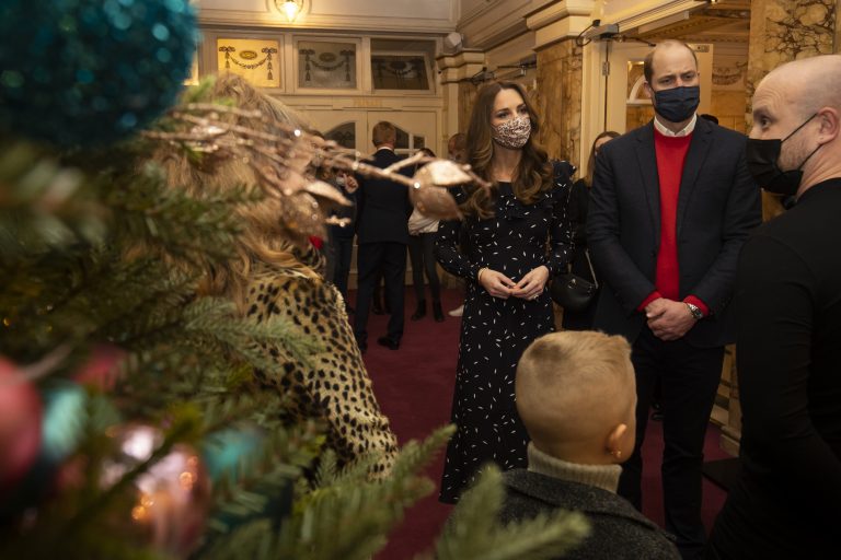 Imagini adorabile cu micii prinți! Ducii de Cambrigde, William și Kate, pe covorul roșu alături de cei trei copii – VIDEO