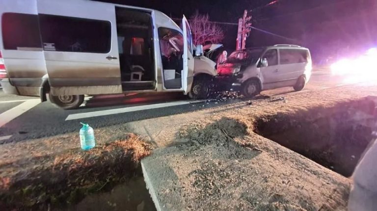 Accident grav. Nouă oameni au ajuns la spital, după ce două microbuze s-au lovit pe DN1C – VIDEO