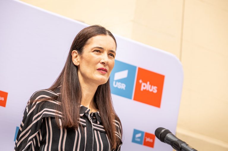 Clotilde Armand a uitat de elevii bursieri din Sectorul 1! Crăciunul bate la ușă și copiii încă așteaptă banii